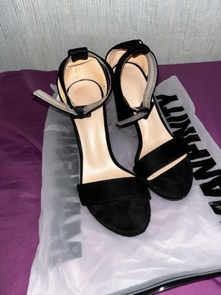Tacones negros de tacón grueso