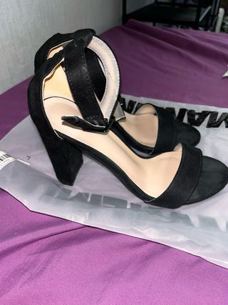 Tacones negros de tacón grueso