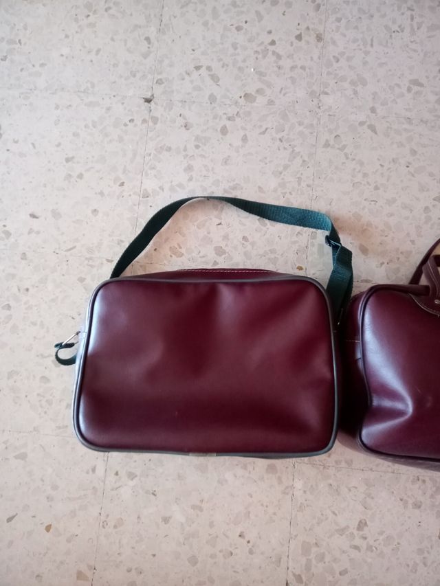 Lote bolsos cuero bermellón. Perfecto estado