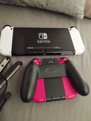 Nintendo Switch + Super Mario Odyssey