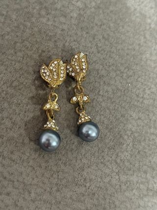 Pendientes dorados con perlas grises