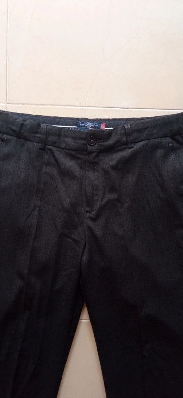 Pantalón gris hombre