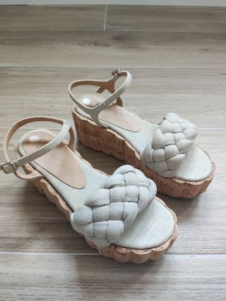 Sandalias Castañer cuña beige
