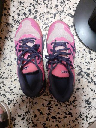 Zapatillas Asics rosa y morado para chica .