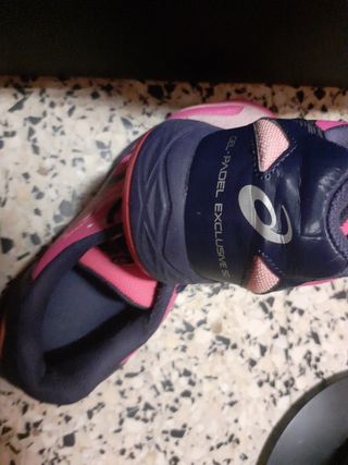 Zapatillas Asics rosa y morado para chica .
