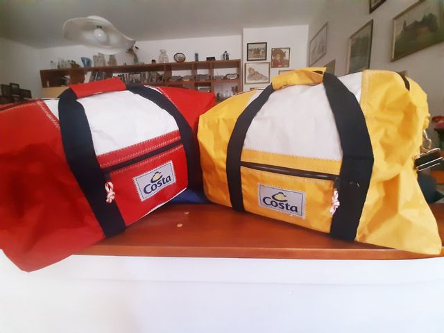 Un Borsone Costa Club- a scelta fra Rosso o Giallo