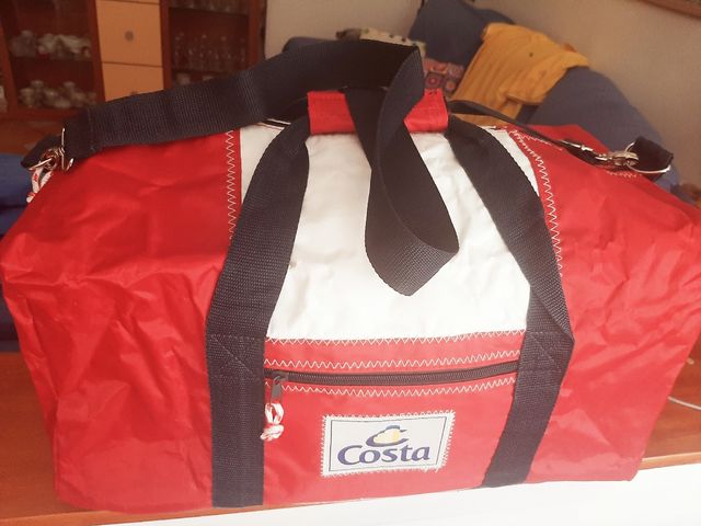 Un Borsone Costa Club- a scelta fra Rosso o Giallo