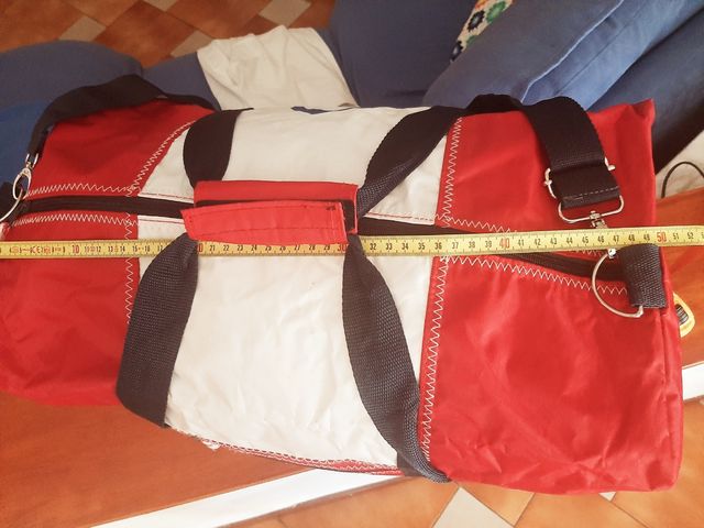 Un Borsone Costa Club- a scelta fra Rosso o Giallo