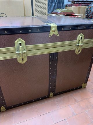 Baule vintage marrone e oro