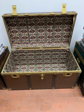 Baule vintage marrone e oro