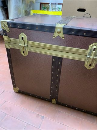 Baule vintage marrone e oro