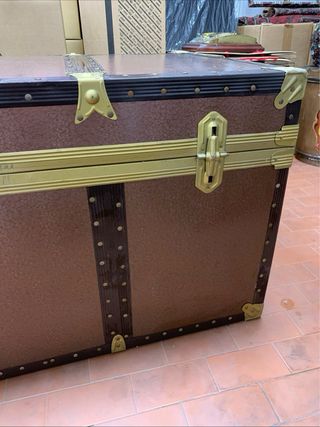 Baule vintage marrone e oro