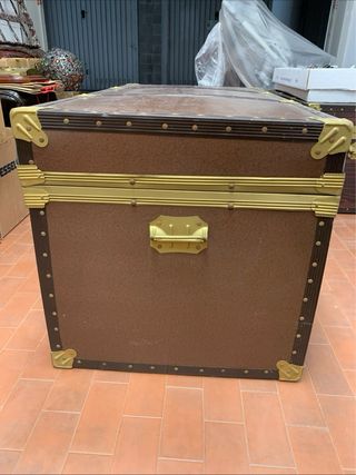 Baule vintage marrone e oro