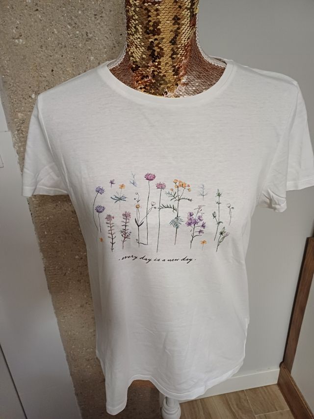 Camiseta blanca con slogan "every day is a new day