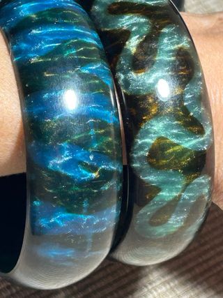 Pulseras rígidas azul y verde resina