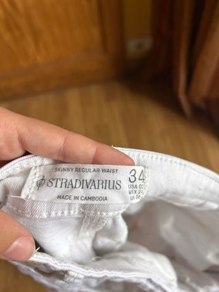 Pantalones blancos rotos (se entregan planchados)