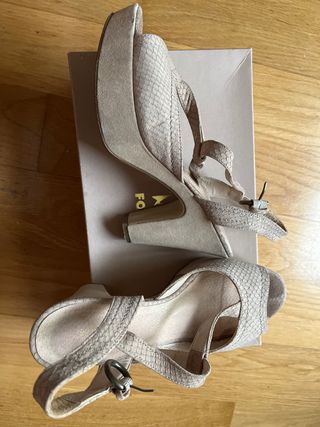 Plataforma beige serpiente