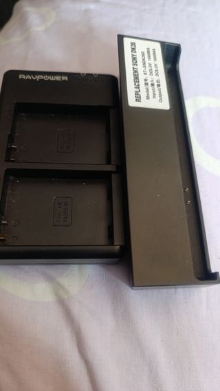 Cargador RAVPOWER y Sony DK26