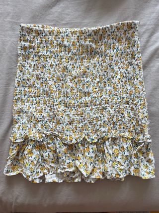 Minifalda Bershka flores blanca - M