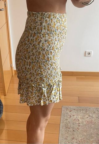 Minifalda Bershka flores blanca - M