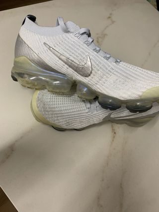 Nike Vapormax: zapatillas blancas y plateadas