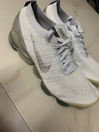 Nike Vapormax: zapatillas blancas y plateadas