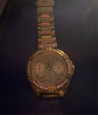 Reloj Guess dorado mujer