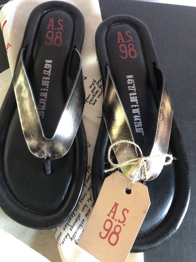 Sandalias AS98 negras y plateadas