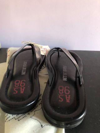 Sandalias AS98 negras y plateadas