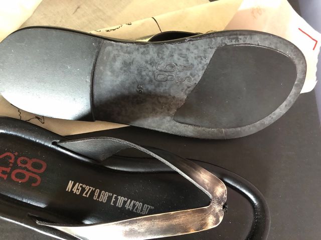 Sandalias AS98 negras y plateadas