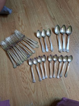cucharas son 6grandes 9 pequeñas.   13 tenedores 