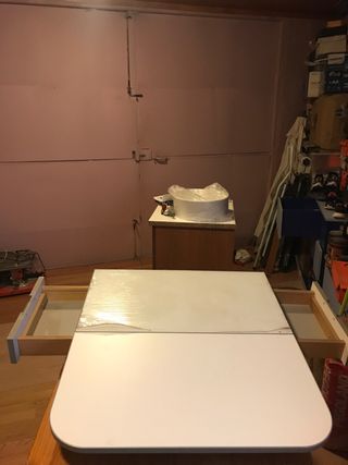 Mesa plegable blanca de madera