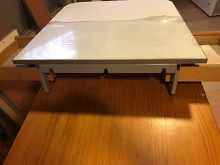 Mesa plegable blanca de madera