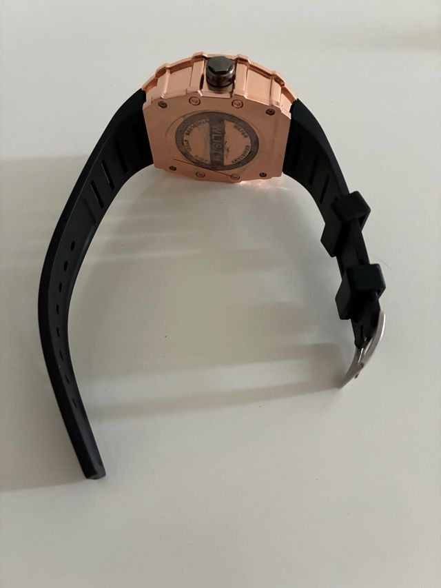 Reloj negro y dorado