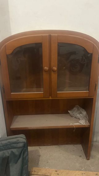 Habitacion: vitrinas, escritorio y baul. Macizo