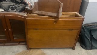 Habitacion: vitrinas, escritorio y baul. Macizo