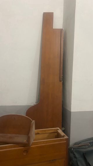 Habitacion: vitrinas, escritorio y baul. Macizo