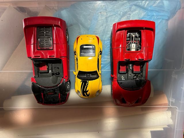 2 Miniatura Ferrari F50 e 1 Nissan 350Z