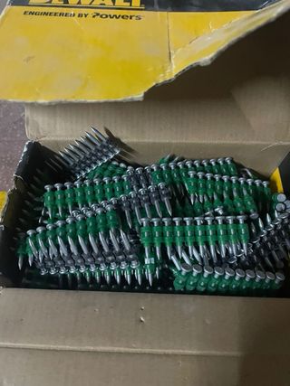 Clavadora DeWalt + Láser + Clavos + 2 baterías