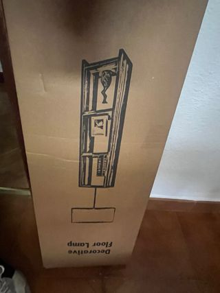 Lampara pie madera estanteria