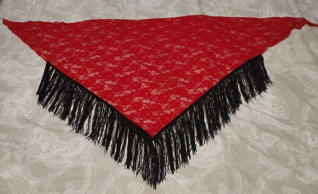 Pañuelo triangular rojo con flecos negros