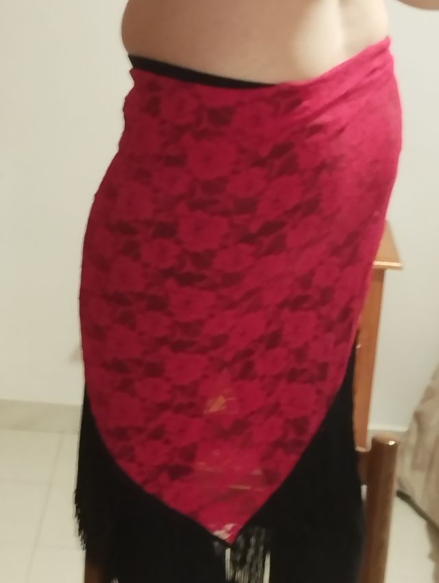 Pañuelo triangular rojo con flecos negros