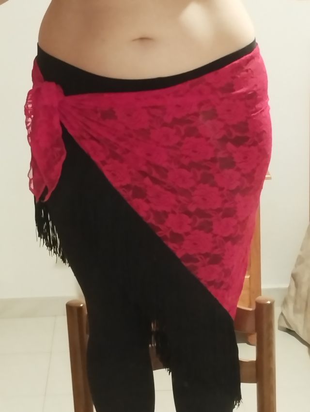 Pañuelo triangular rojo con flecos negros