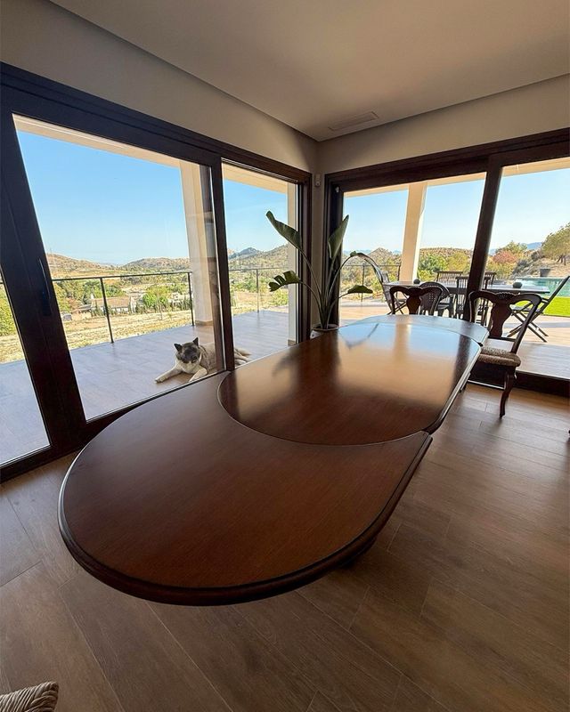 Mesa comedor ovalada extensible - madera maciza