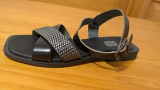 Sandalias piel negras y plateadas sin estrenar - 3