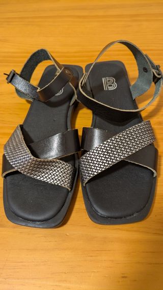 Sandalias piel negras y plateadas sin estrenar - 3