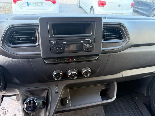 Nissan NV400 2022