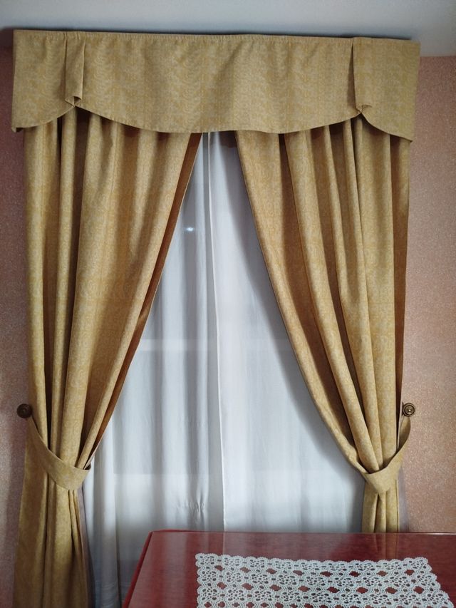 Cortinas beige y amarillas