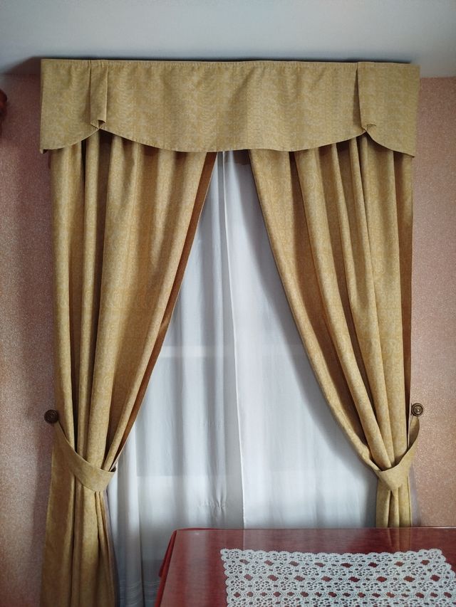 Cortinas beige y amarillas