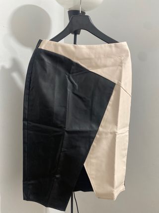 Falda midi cuero beige-negro